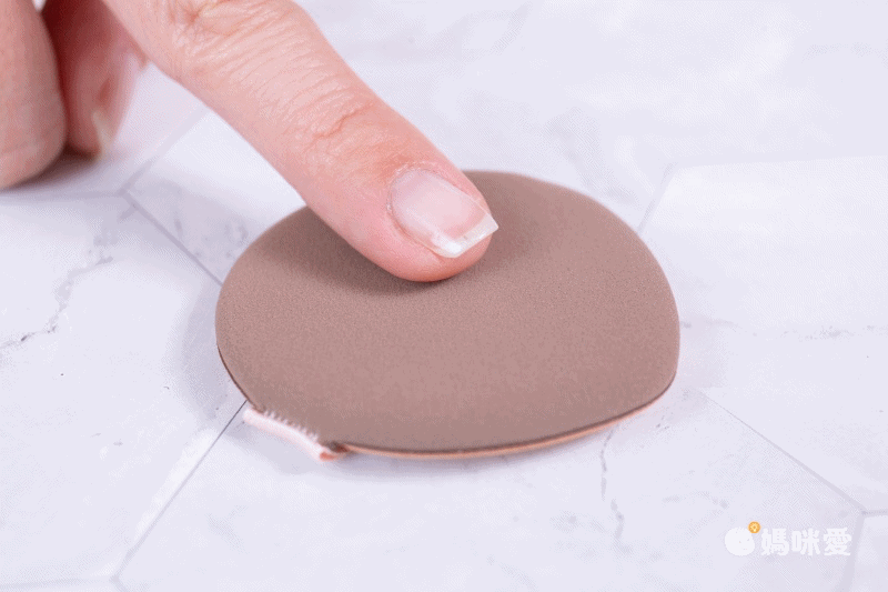 打造無瑕光澤肌!韓國 Age 20's 爆水粉餅