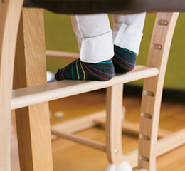 日本 farska - 實木陪伴成長椅│一生モノの椅子-珊瑚紅