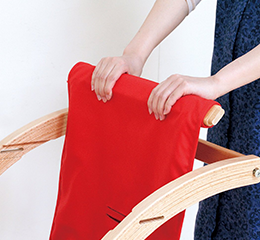 日本 farska - 實木陪伴成長椅│一生モノの椅子-珊瑚紅