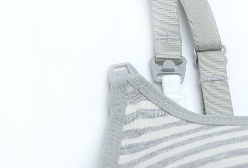 專業的哺乳活動釦設計， 一秒輕鬆解開，哺乳後輕輕扣上釦子即可，單手即可簡易操作。