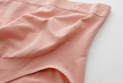 高腰設計旨在覆蓋胃的一部分，它可以保持媽咪們的腹部舒適和溫暖但不緊繃。