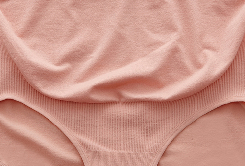 MOOIMOM內褲採用柔軟涼爽的無縫材料精心設計，為敏感孕婦的腹部提供最佳舒適度。