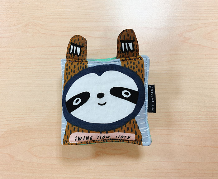 Swing Slow, Sloth: Baby's First Soft Book 慢慢小樹懶：寶寶第一本布書