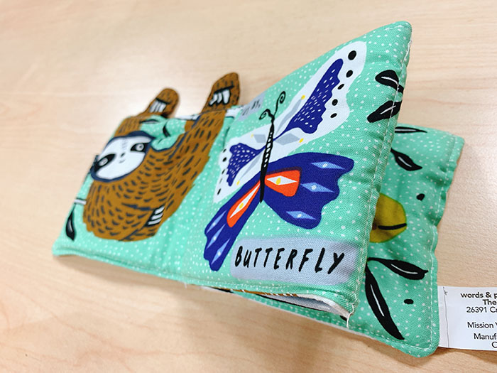 Swing Slow, Sloth: Baby's First Soft Book 慢慢小樹懶：寶寶第一本布書