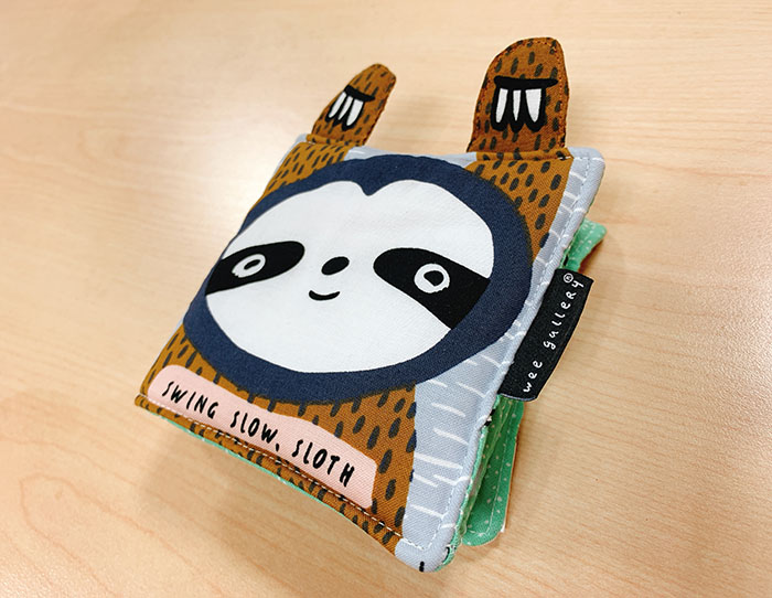 Swing Slow, Sloth: Baby's First Soft Book 慢慢小樹懶：寶寶第一本布書