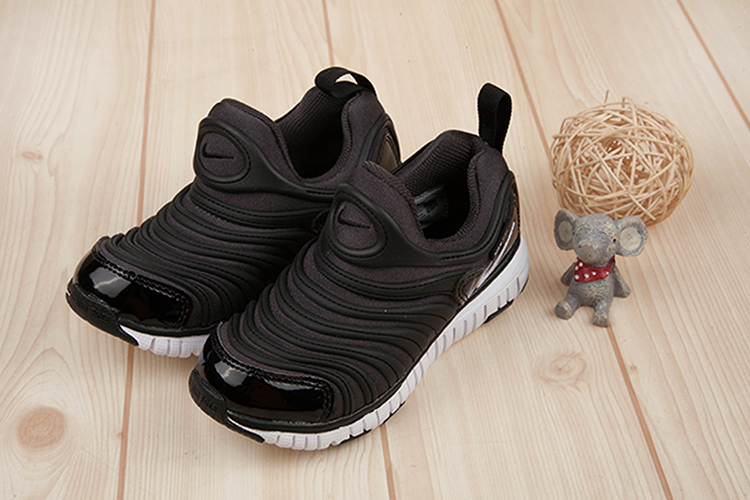 NIKE_Dynamo_Free_經典黑色毛毛蟲鞋兒童休閒鞋