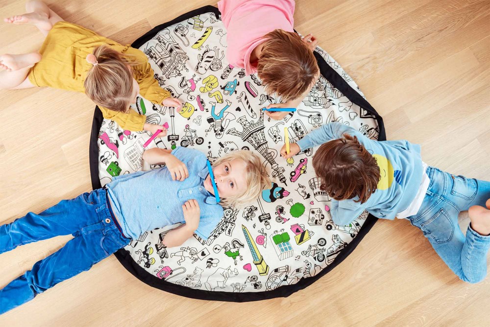 比利時 Play & Go - 玩具整理袋-聯名款-趣味塗鴉巴黎版-展開直徑 140cm/重量 850g/產品包裝 24.5x21.5x5.5cm/本款內附三隻塗鴉筆