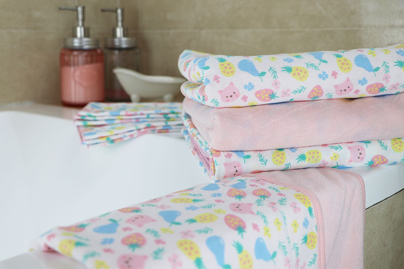 BABY TALK - 100%台灣精梳棉新生兒雙面大浴巾單入-繽紛水果貓 (75cmx90cm)