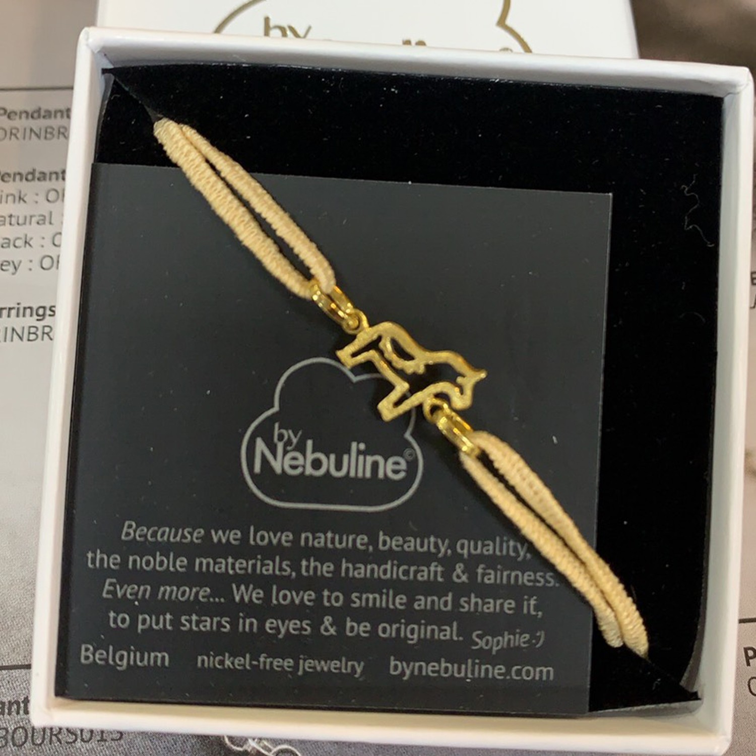 18K鍍金手鍊-簍空金馬手環淺棕色棉繩