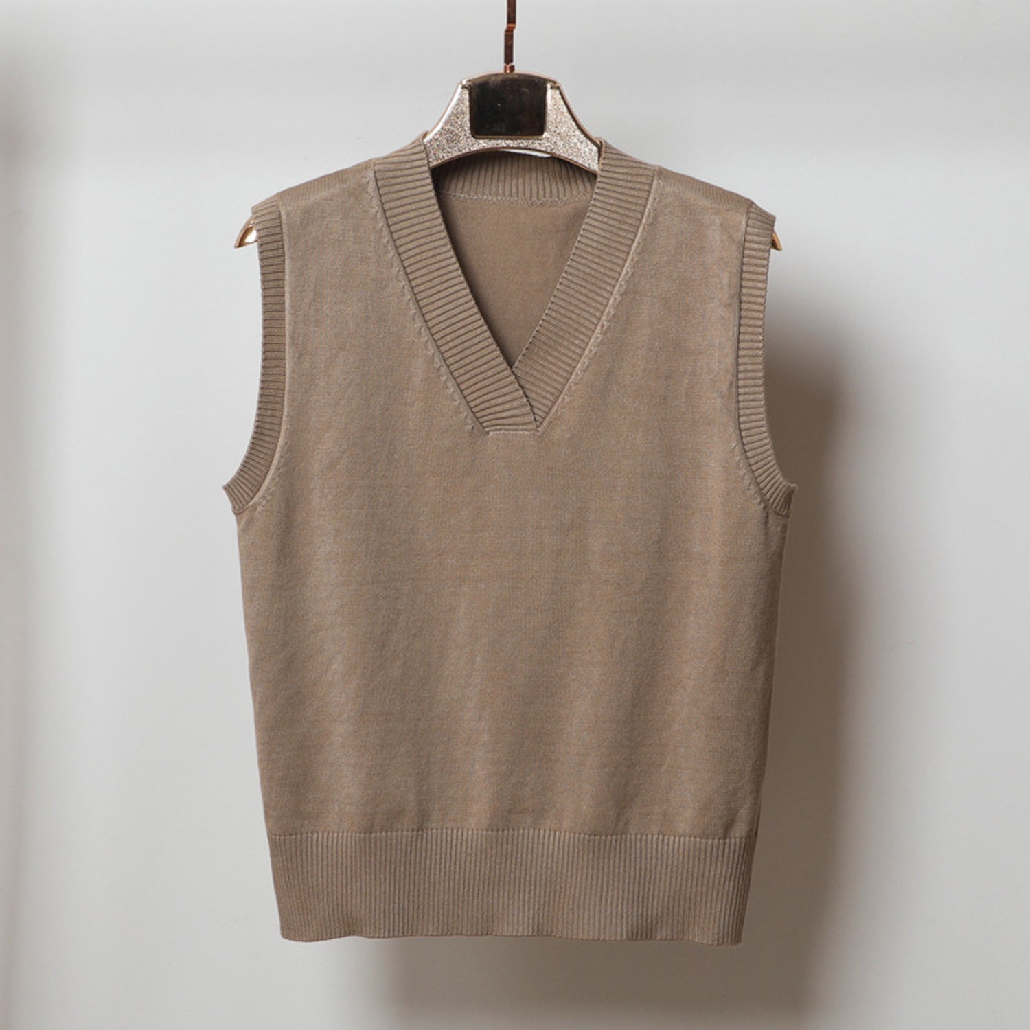 學院風率性V領針織背心-駝色 (M)