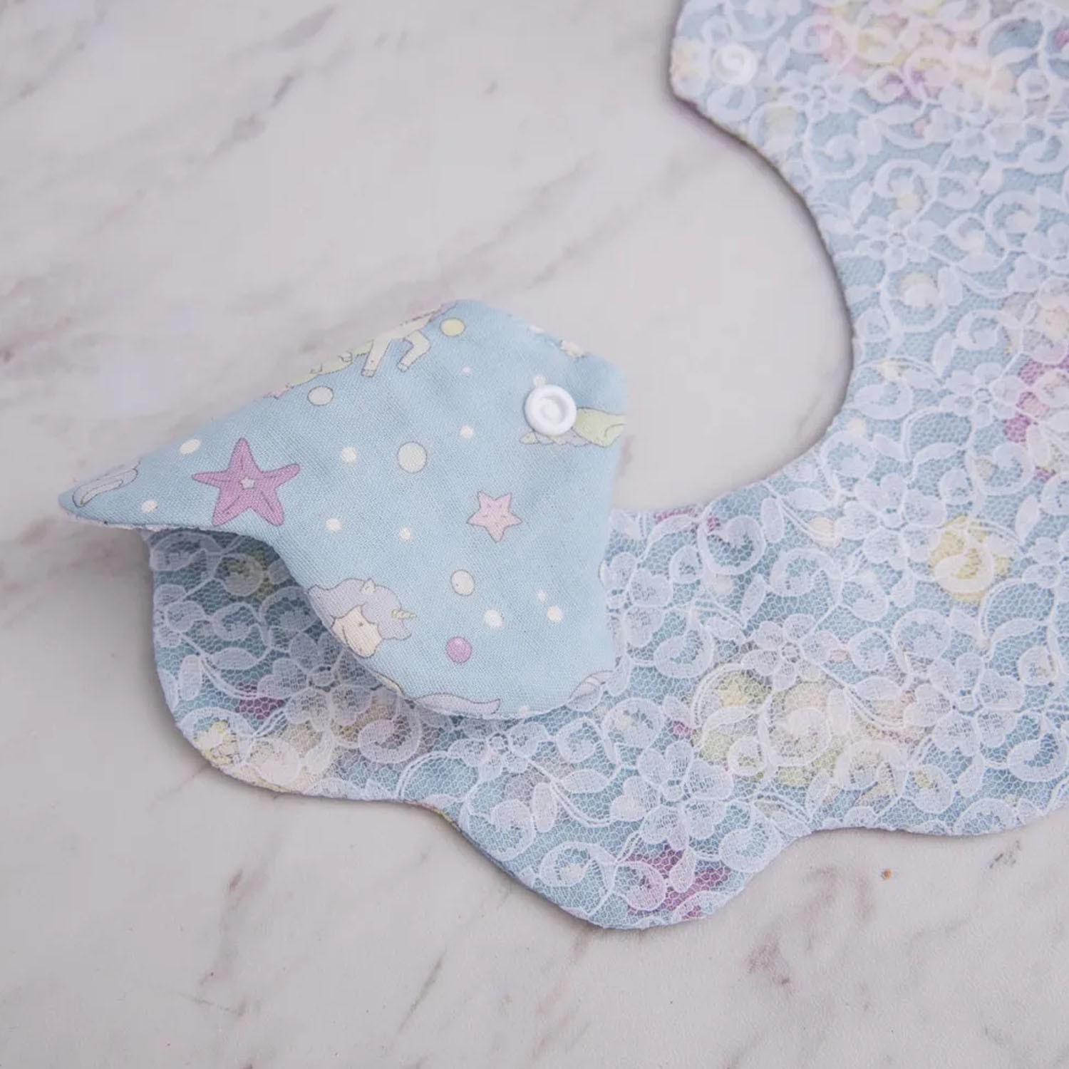 花朵造型蕾絲二重紗 雙面手工圍兜兜-藍色獨角獸 (Ｆ)-客製化英文名限8字或中文3字內