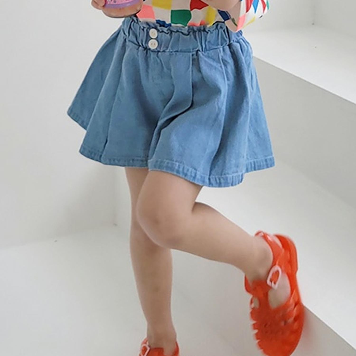 鬆緊腰裝飾釦寬百折牛仔褲裙-淺藍 (5號[90-95cm])