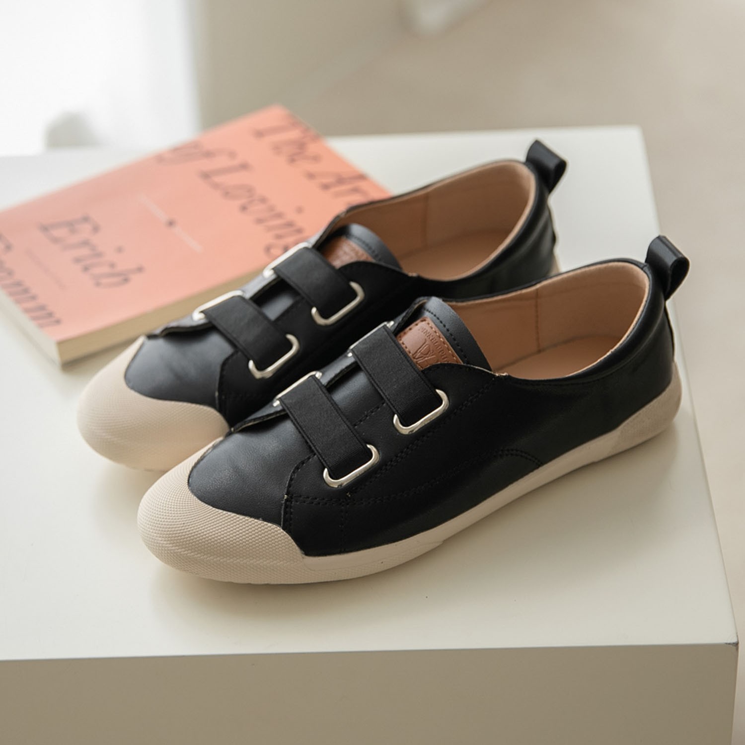 縫線皮革鬆緊帶休閒鞋(2cm)-黑 (22.5)