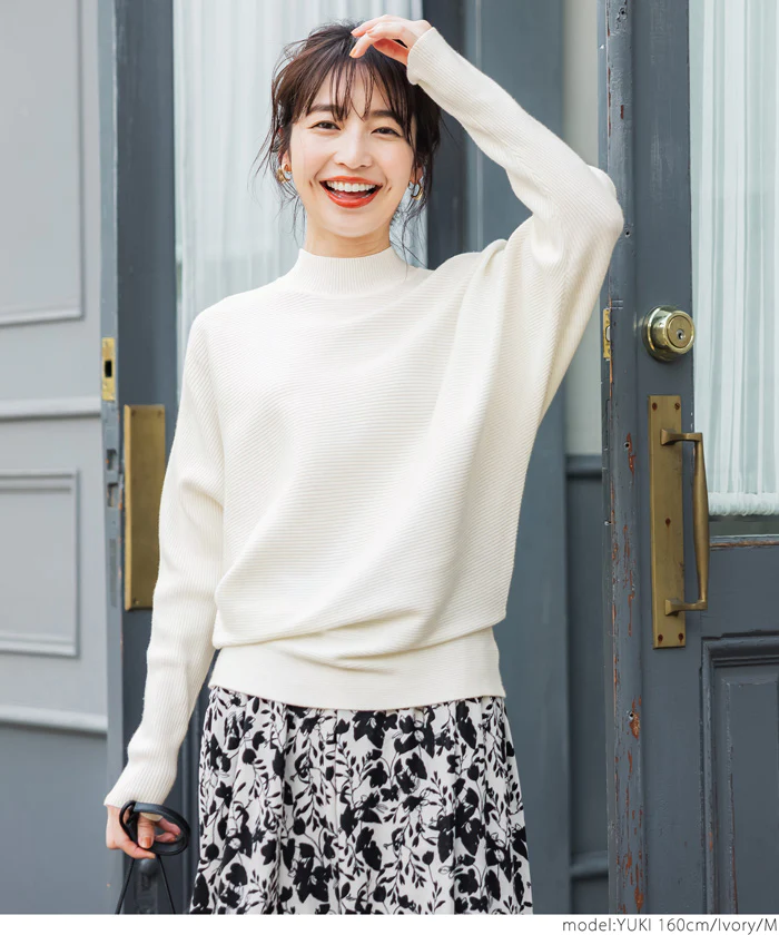 日本 COCA - 圓領舒適羅紋針織上衣-淺灰米