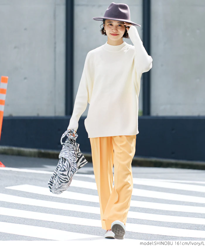 日本 COCA - 圓領舒適羅紋針織上衣-淺灰米